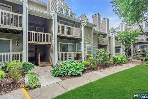 548 Windsor Drive 548, Palisades Park, NJ 07650