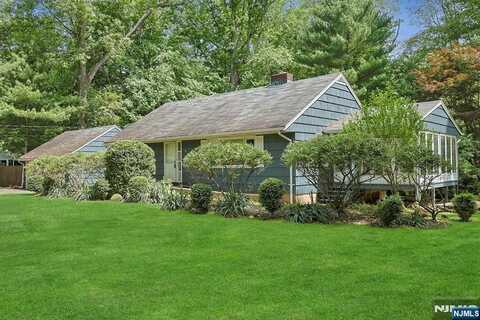 8 Autumn Lane, Old Tappan, NJ 07675