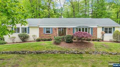 6 Arrowhead Road, Mahwah, NJ 07430