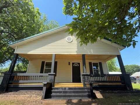 618 E Gentry Avenue, Checotah, OK 74426