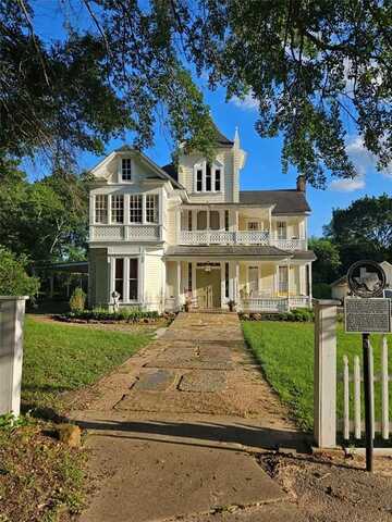 301 W Larissa Street, Jacksonville, TX 75766