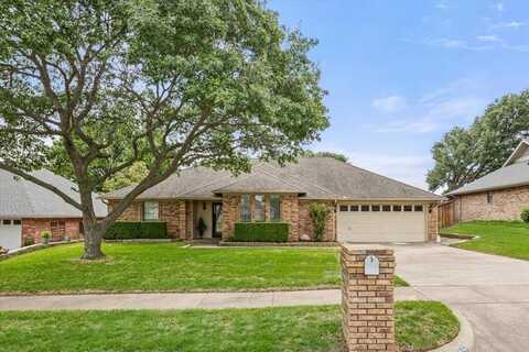 10013 Stoneleigh Drive, Benbrook, TX 76126