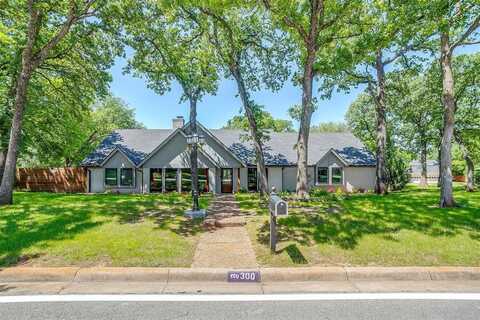 300 Highwoods Trail, Fort Worth, TX 76112