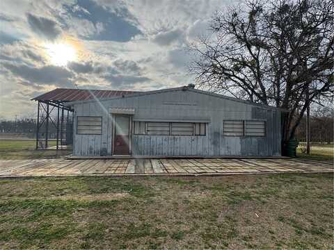 208 E Spruce Street, Abbott, TX 76621