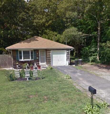 6 Floyd Road N, Shirley, NY 11967
