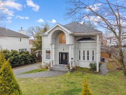 16 Arleigh Dr, Albertson, NY 11507