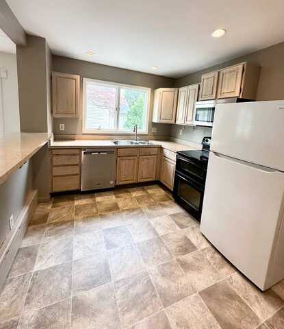 4 Maple Ave, Colonie, NY 12205