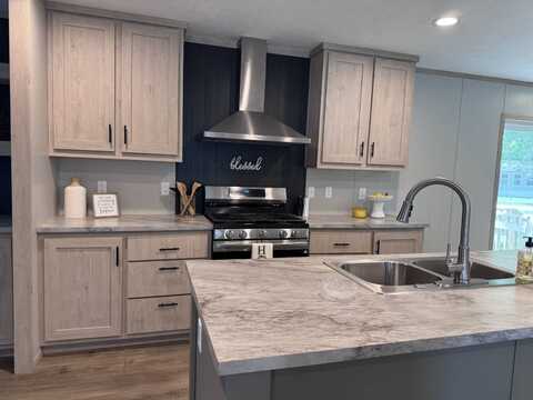 1249 E McDevitt Ave, Jackson, MI 49203
