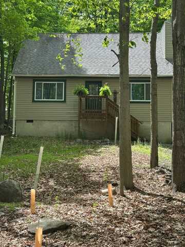 75 Ferris Rd, Hawley, PA 18428