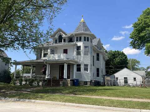 2220 ROOSEVELT Street, Clinton, IA 52732