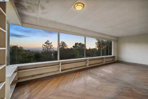5915 RINCON DRIVE, Oakland, CA 94611