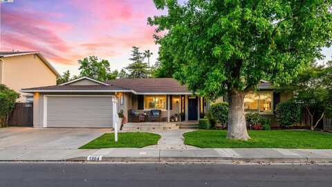 5204 Hummingbird Rd, Pleasanton, CA 94566