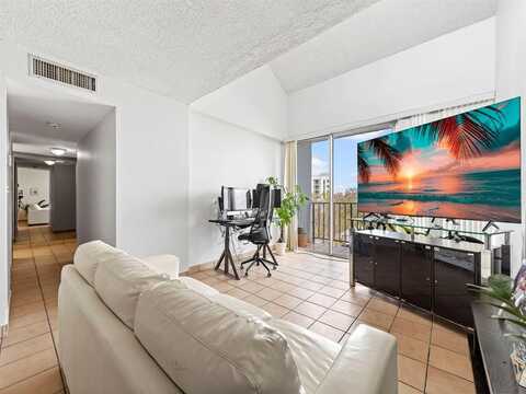 310 Fontainebleau Blvd, Miami, FL 33172