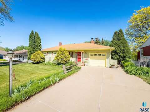 1932 S Cardinal Dr, Sioux Falls, SD 57105