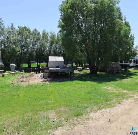 100 Silver Creek Trl, Wentworth, SD 57075
