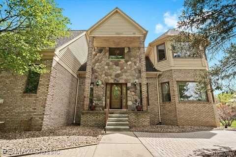 4359 MILFORD PONDS Lane S, Milford, MI 48381