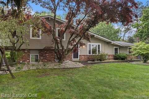 8830 SKYLANE Drive, Brighton, MI 48114