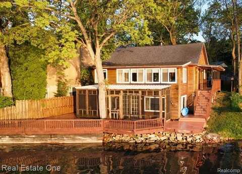 6340 SPORNY Drive, Brighton, MI 48116