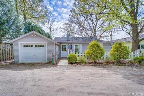 9055 CLINTON Street, Holly, MI 48442