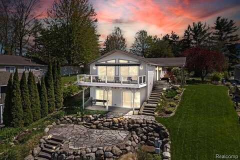 6521 HARTWOOD Drive, Fenton, MI 48430