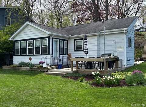11275 N SHORE Drive, Whitmore Lake, MI 48189