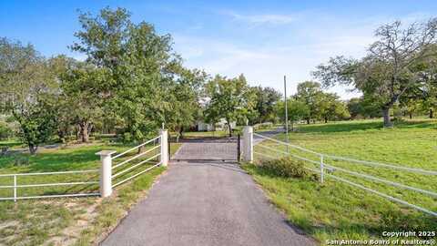 217 Sky View Dr, Adkins, TX 78101