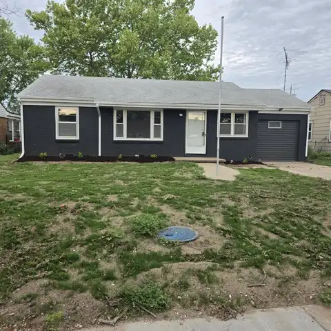 107 S Ward Pkwy, Haysville, KS 67060