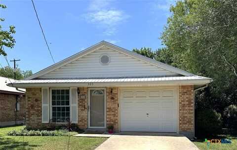 305 Ivy Avenue, Luling, TX 78648