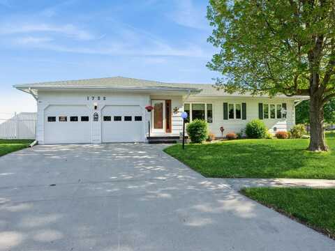 1722 N 10th Avenue E, Newton, IA 50208