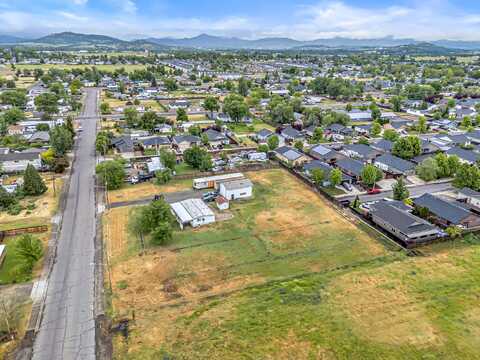 7400 Lakeview Drive, White City, OR 97503