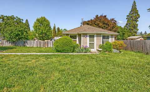 303 C Street, Phoenix, OR 97535