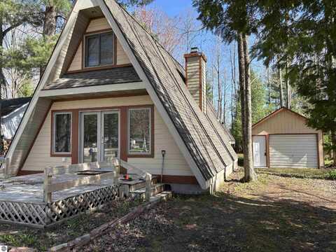 2050 Hiawatha Drive, Cadillac, MI 49601