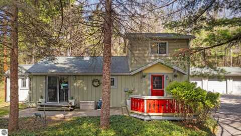 6636 Center Road, Traverse City, MI 49686