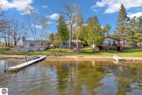 8022 Long Lake Road, Hale, MI 48739