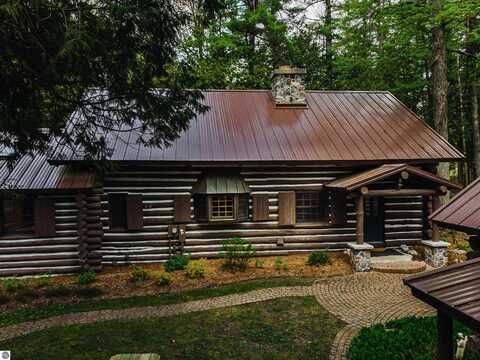 8895 Supply Road, Traverse City, MI 49696