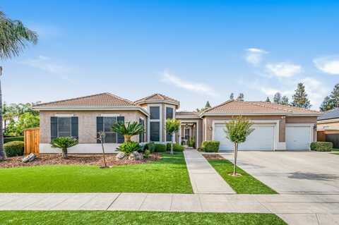 677 Omaha Avenue W, Clovis, CA 93619