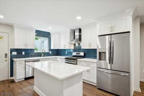 407 Saddle Ct, Raritan, NJ 08822