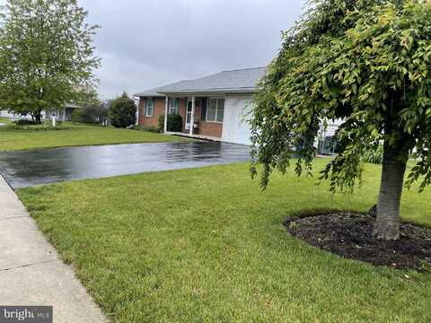 13 GARDEN DRIVE, NEWMANSTOWN, PA 17073