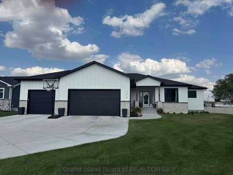 1315 Diamond Dr, Grand Island, NE 68803