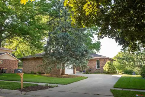 6320 Oakridge Drive, Lincoln, NE 68516