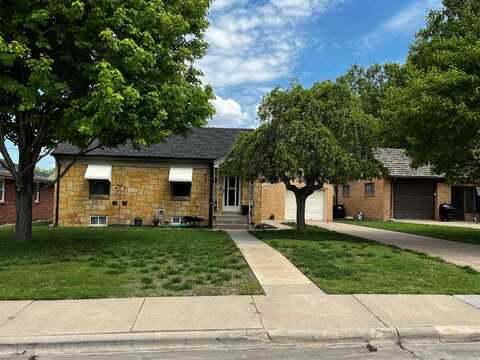 560 W 7th St, Hoisington, KS 67544