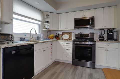 4 EAST CT, Bayonne, NJ 07002