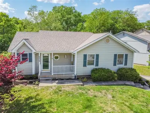6476 NW Valley Drive, Parkville, MO 64152