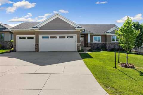2913 Diamondhead Rd, Hiawatha, IA 52233