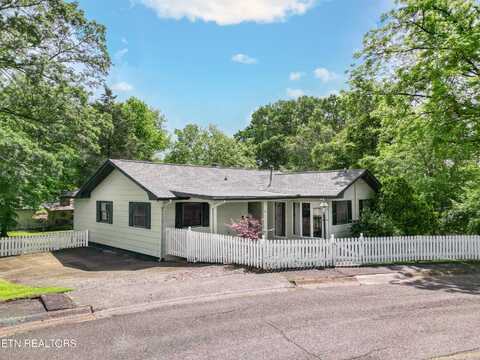 111 Tomlinson Rd, Oak Ridge, TN 37830
