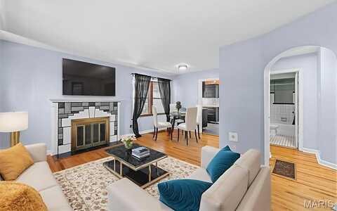 8261 Watson Road, Saint Louis, MO 63119