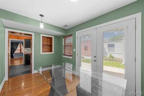 8261 Watson Road, Saint Louis, MO 63119