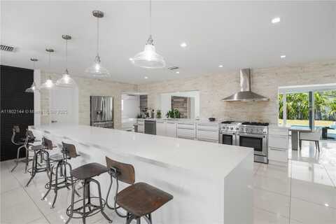5501 SW 8th St, Plantation, FL 33317