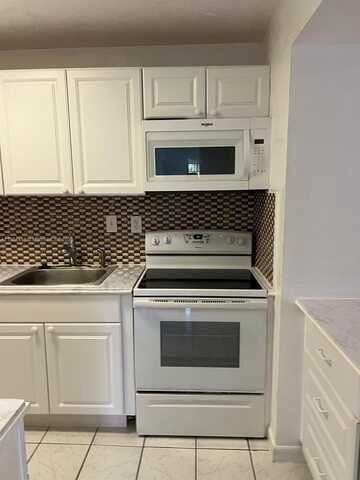 927 NE 199th St, Miami, FL 33179