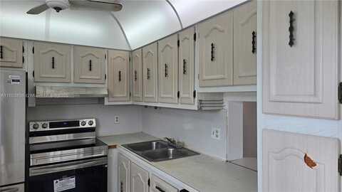 2520 NE 1st Ct, Boynton Beach, FL 33435